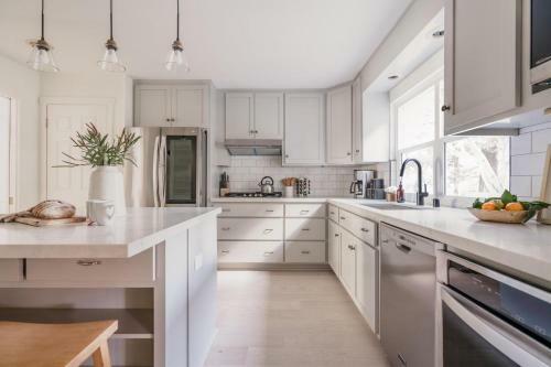 Clementine - Bright Modern Retreat W Pool & Large Patio
