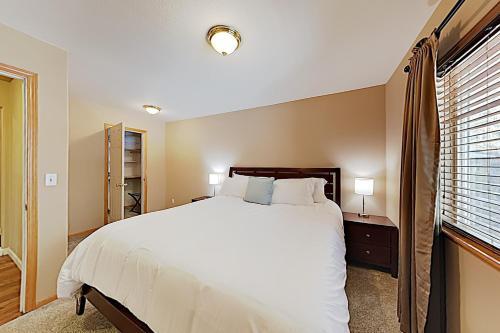 New Listing! Spacious Hideaway With Hot Tub Home