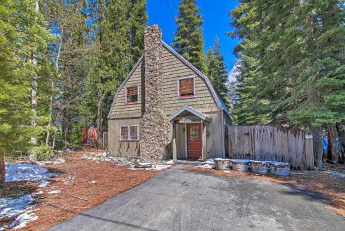 Inviting Lake Tahoe Escape With Yard And Fireplace!