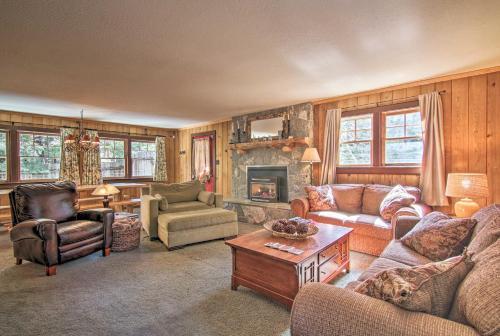 Inviting Lake Tahoe Escape With Yard And Fireplace!