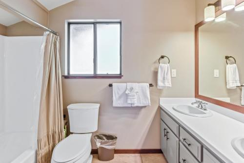 New Listing! Luxe Chalet W/ Hot Tub: Comp Shuttle Home