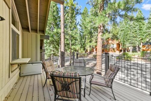 New Listing! Luxe Chalet W/ Hot Tub: Comp Shuttle Home