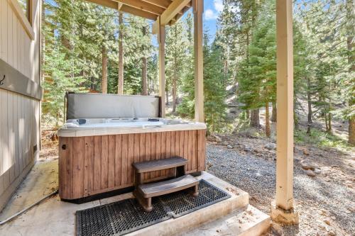 New Listing! Luxe Chalet W/ Hot Tub: Comp Shuttle Home