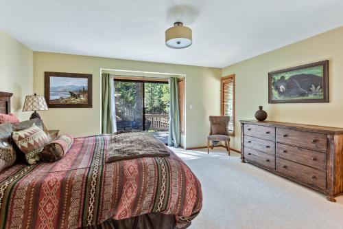 New Listing! Luxe Chalet W/ Hot Tub: Comp Shuttle Home