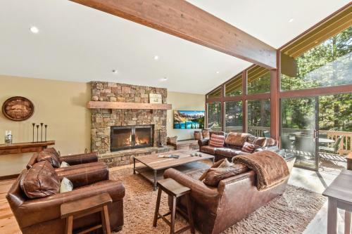 New Listing! Luxe Chalet W/ Hot Tub: Comp Shuttle Home