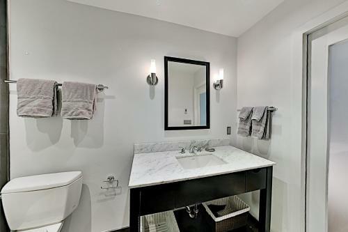 Apartamento Upscale West End Hideaway - Walk To Downtown Condo
