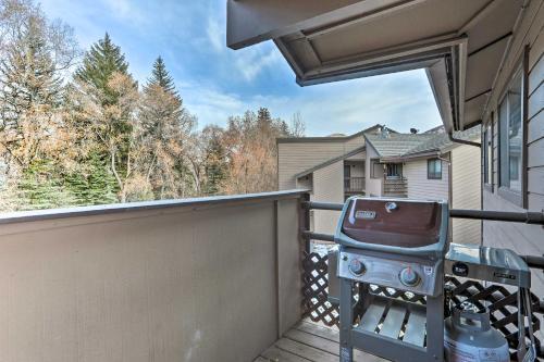Apartamento Mountainside Retreat With Grill And Ski Shuttle Access