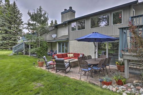 Modern Mountain Escape On Golf Course With Hot Tub!