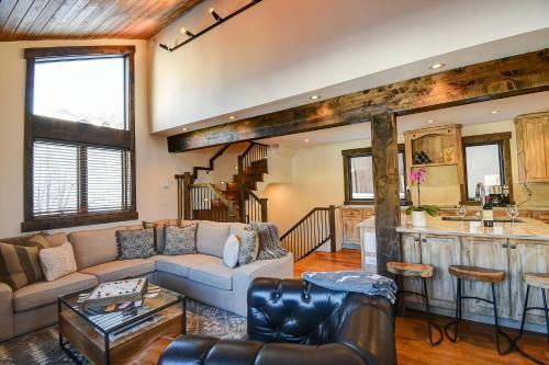 Stunning, Remodeled Ski Home In Perfect Location!