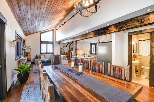 Stunning, Remodeled Ski Home In Perfect Location!