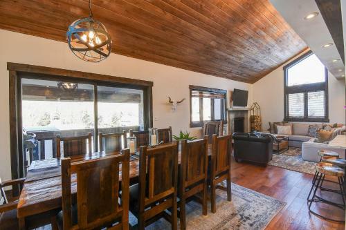 Stunning, Remodeled Ski Home In Perfect Location!