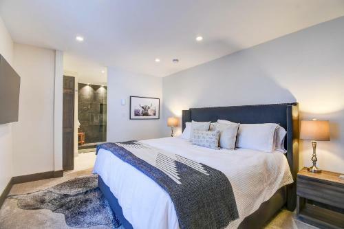 Stunning, Remodeled Ski Home In Perfect Location!