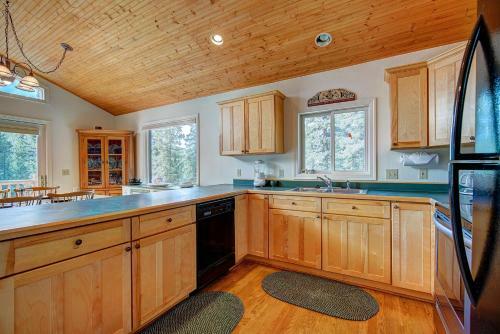Daniels Mountain View Log Cabin Home
