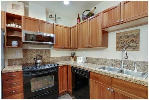 2 Bdr Main St Station Condo - All The Amenities