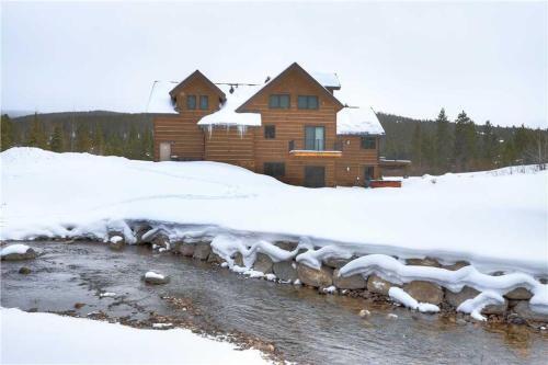 Breckenridge Riverfront Home Sleeps 22 Hot Tub