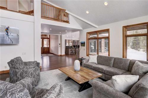 Breckenridge Riverfront Home Sleeps 22 Hot Tub