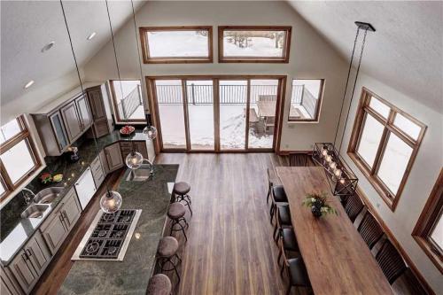 Breckenridge Riverfront Home Sleeps 22 Hot Tub