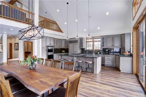 Breckenridge Riverfront Home Sleeps 22 Hot Tub