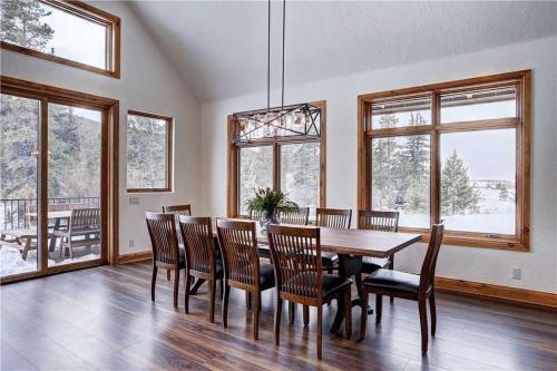 Breckenridge Riverfront Home Sleeps 22 Hot Tub