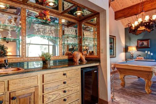 Luxurious & Spacious Home With Hot Tub - Sleeps 24
