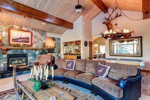 Luxurious & Spacious Home With Hot Tub - Sleeps 24