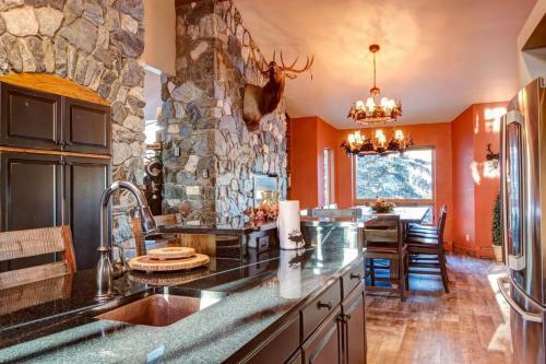 Luxurious & Spacious Home With Hot Tub - Sleeps 24