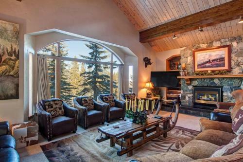 Luxurious & Spacious Home With Hot Tub - Sleeps 24