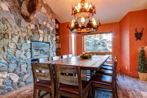 Luxurious & Spacious Home With Hot Tub - Sleeps 24
