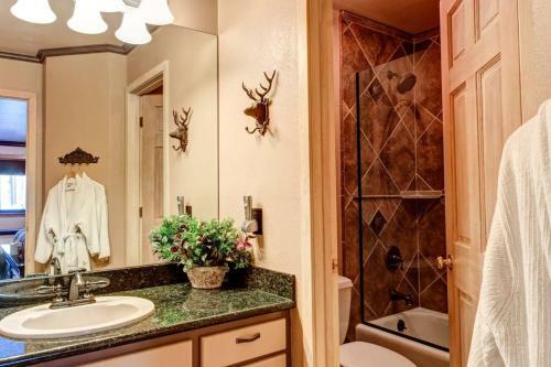 Luxurious & Spacious Home With Hot Tub - Sleeps 24