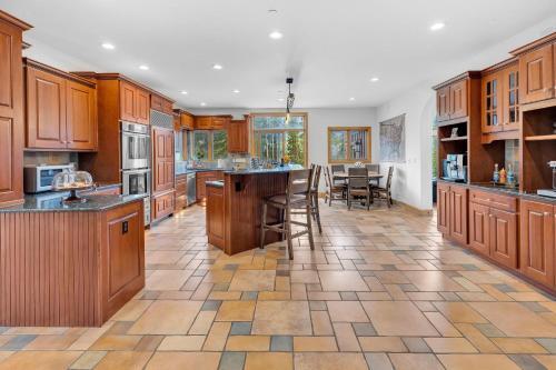 Majestic Lodge Retreat Amenities Views