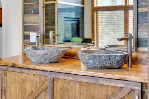 Majestic Lodge Retreat Amenities Views