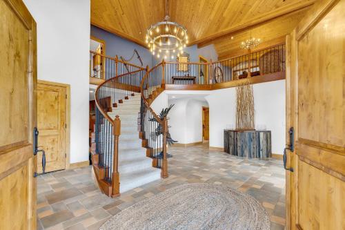 Majestic Lodge Retreat Amenities Views