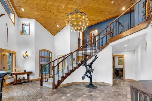 Majestic Lodge Retreat Amenities Views