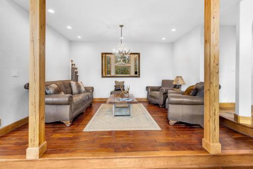 Majestic Lodge Retreat Amenities Views