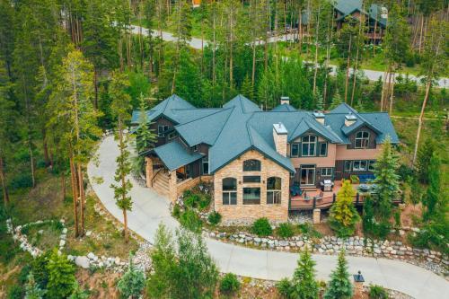 Majestic Lodge Retreat Amenities Views