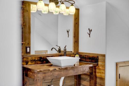 Majestic Lodge Retreat Amenities Views