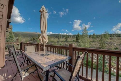 Creekside Home - Great Location & Private Hot Tub!