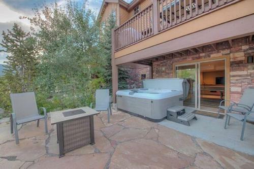 Creekside Home - Great Location & Private Hot Tub!