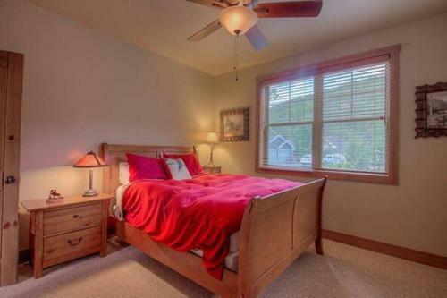 Creekside Home - Great Location & Private Hot Tub!