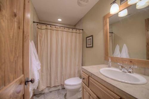Creekside Home - Great Location & Private Hot Tub!