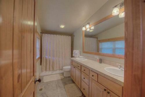 Creekside Home - Great Location & Private Hot Tub!