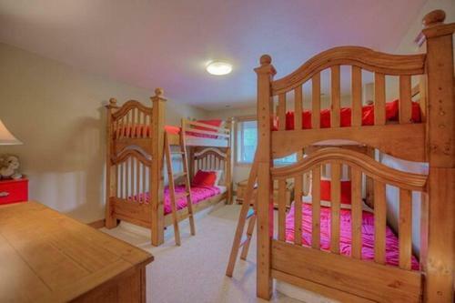 Creekside Home - Great Location & Private Hot Tub!
