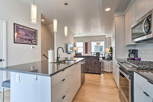 Trendy Townhome - Walk To Mile High Stadium!