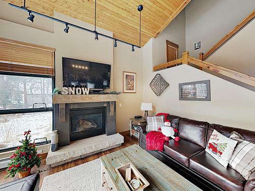 New Listing! Alpine Getaway With Deck, Near Skiing Home