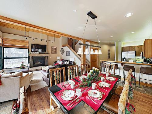 New Listing! Alpine Getaway With Deck, Near Skiing Home