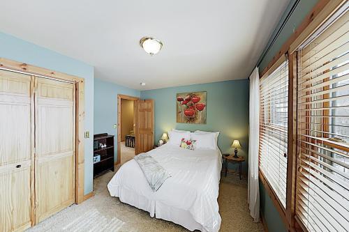 New Listing! Inviting Mountain Home With Hot Tub Home