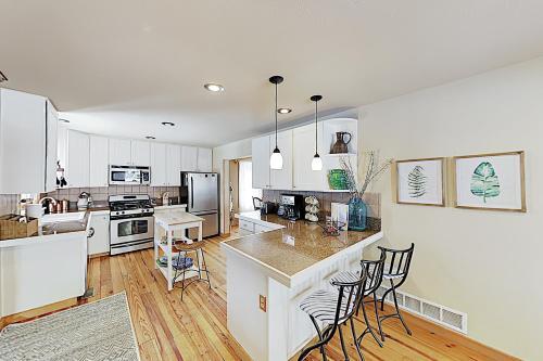 New Listing! Inviting Mountain Home With Hot Tub Home