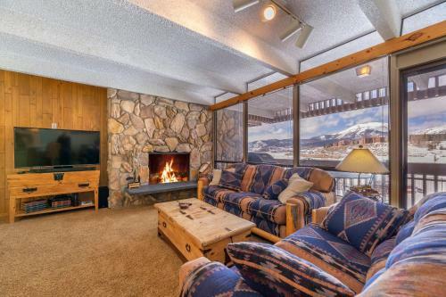 Stunning Lakefront Views - 2br Condo - Bbq And Fireplace!