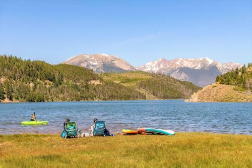 Stunning Lakefront Views - 2br Condo - Bbq And Fireplace!