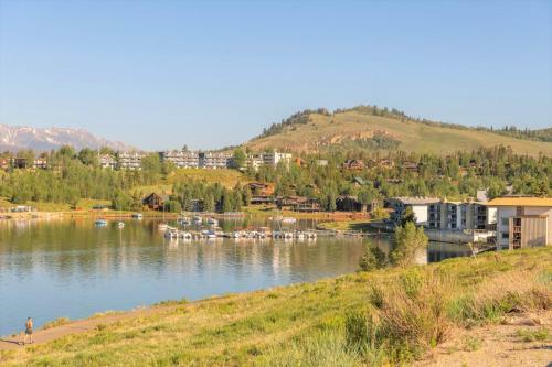 Stunning Lakefront Views - 2br Condo - Bbq And Fireplace!